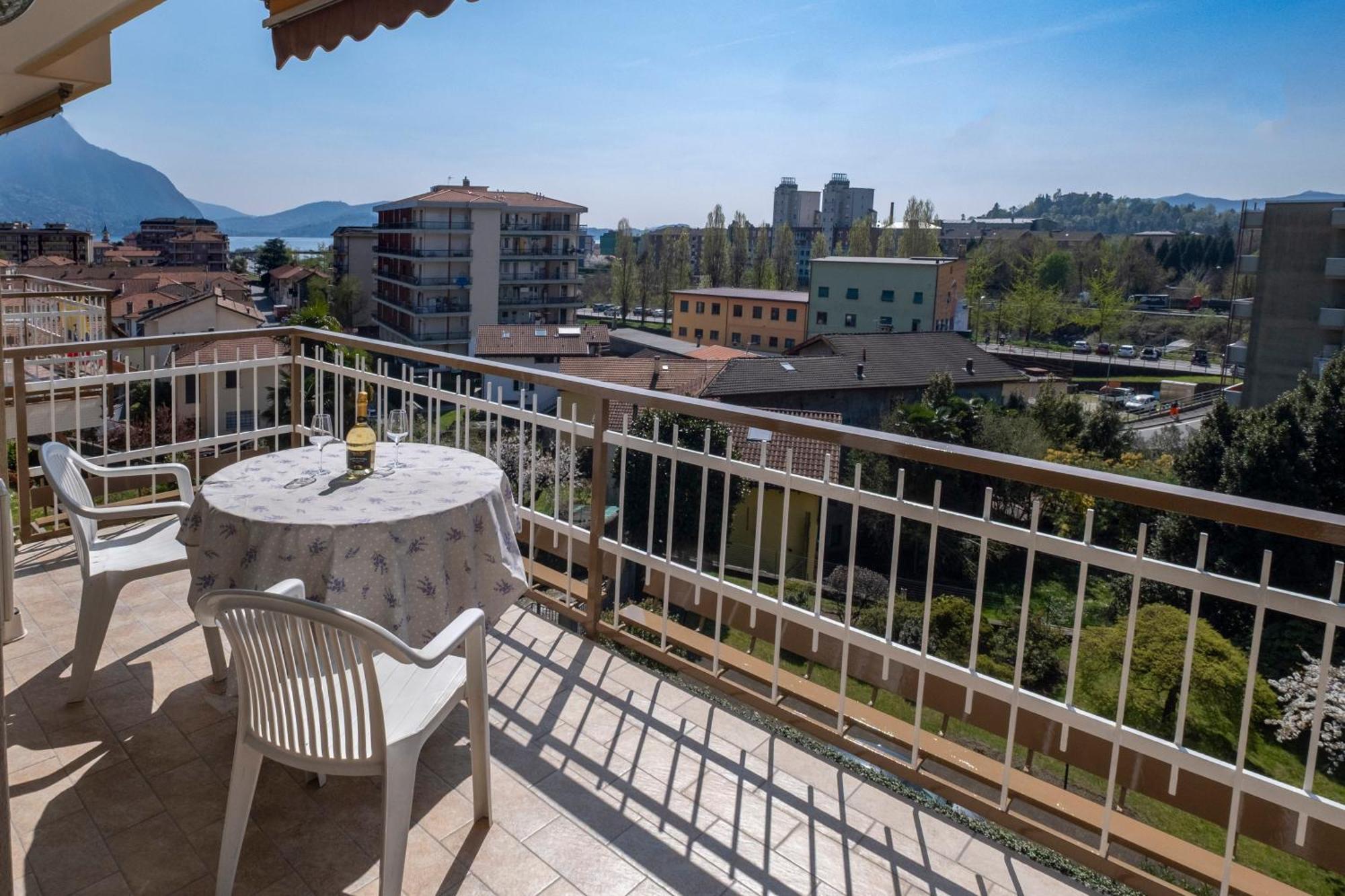Casa Vacanze Heidi Vista Lago Verbania Exterior foto